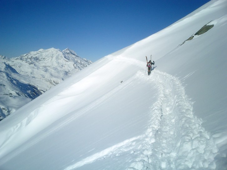 jag på en liten hike påväg mot puder. Foto: filip bernåker. Åkare: robin carlstrand.