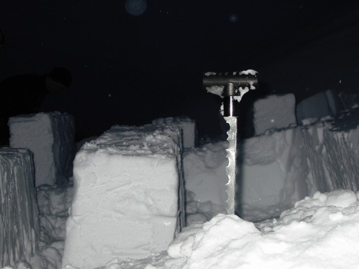 Fjällkyrkogård? Nej, utsågning av snöblock fö. Foto: Joakim Holmberg.
