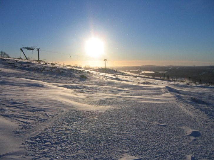 Blåsten ligger på. På den nypistade transporten. Foto: Daniel Rapp.