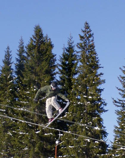 Hänger upp ett nosgrepp i ett av Bigjumpen i Trys. Foto: Anna Wallin. Åkare: Adam Claeson.