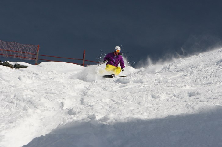 Fuld gas i den noget opkørte offpist i Rendl omr�. Foto: Niels Frederiksen. Åkare: Mikkel Frandsen.