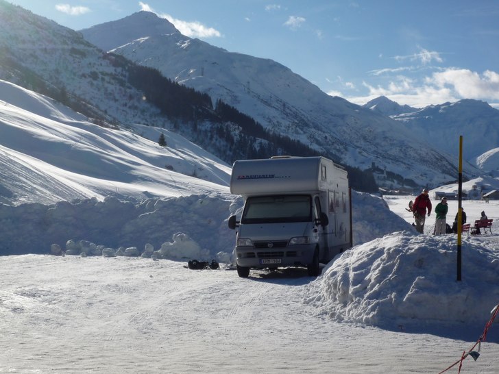 Centralt boende i Andermatt under Gemstock-kabinen. Foto: Micke Grönlund. Åkare: Husbilen.