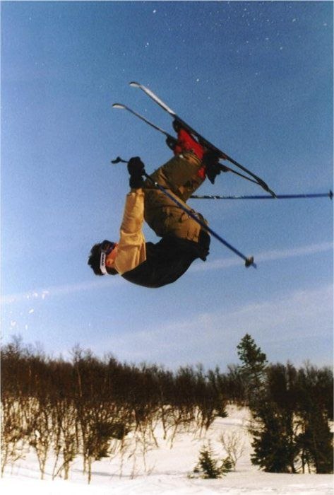 En liten framåtvolt (jag har klippt bort marken s. Foto: Andreas. Åkare: Jag.