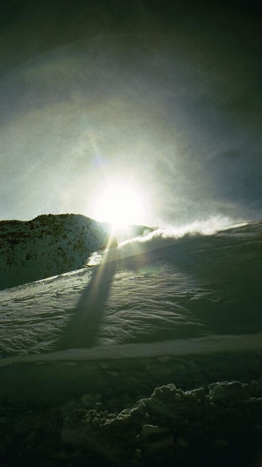 Snö, sol och Sanouk!!!. Foto: Johan Sjöberg. Åkare: Christian.