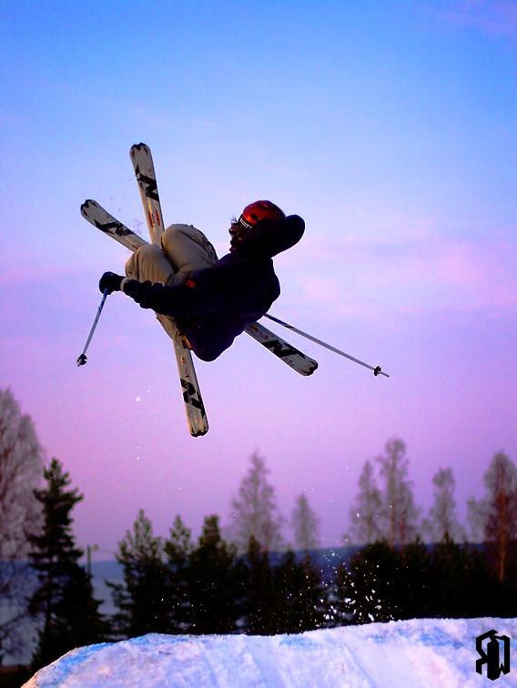 jag hoppar lite hopp. Foto: KW Olsson. Åkare: Love Göransson.