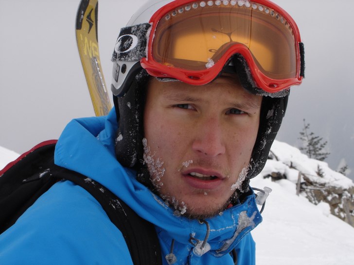 Kall och dimmig dag på berget, ger ett väderbite. Foto: Martin Berg. Åkare: Ted Svensson.