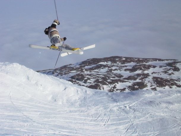 Fetingdag som avslutades med hoppbygge varpå det . Foto: Martin Norberg. Åkare: Carl-Johan Molander.