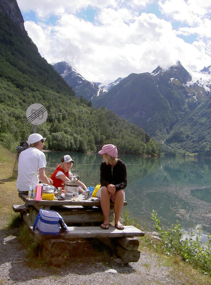 Midsommar fika i Stryn. Foto: Andrea Marklund. Åkare: Chris Linn & Child.