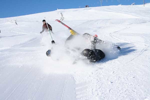 Max ska skära in från vänster och tillbacks fö. Foto: Felix Hindemo. Åkare: Oskar Edvall och Max ?.