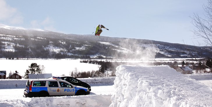 360 över E14 och konstapelns bil. First try.. Foto: Jesper Bryngelsson. Åkare: Jim Johansson Wolf.