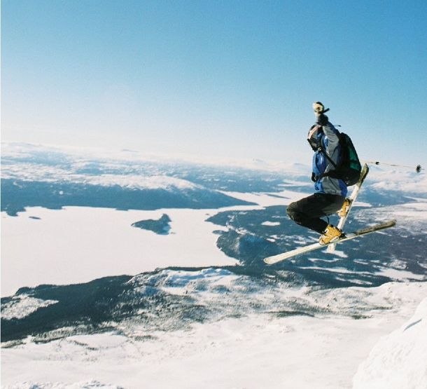 På väg utför efter en topptur på Ry-fjället v. Foto: Johannes Nilsson. Åkare: Johan Larsson.