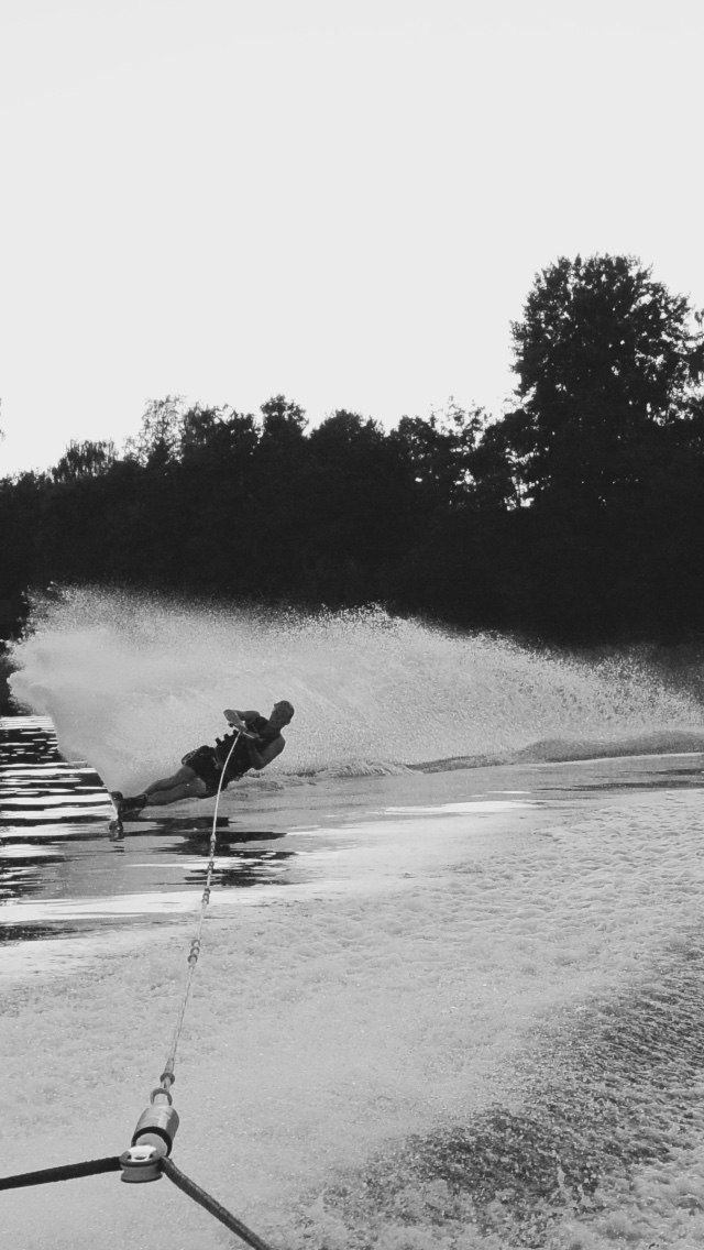 Spegelblank kväll i skärgården.