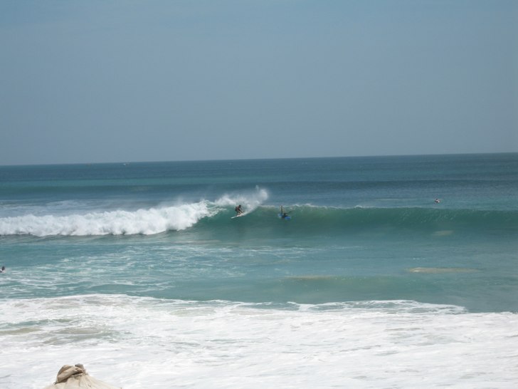 Okänd snubbe tar en fin våg och bjuder på lite . Foto: Johan Isaksson. Åkare: Okänd.