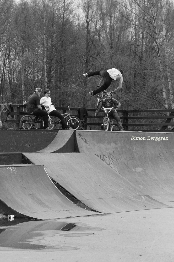 Alley-oop tailwhip från QP´n till banken. Sick. Foto: Simon Berggren. Åkare: Ingen aning.