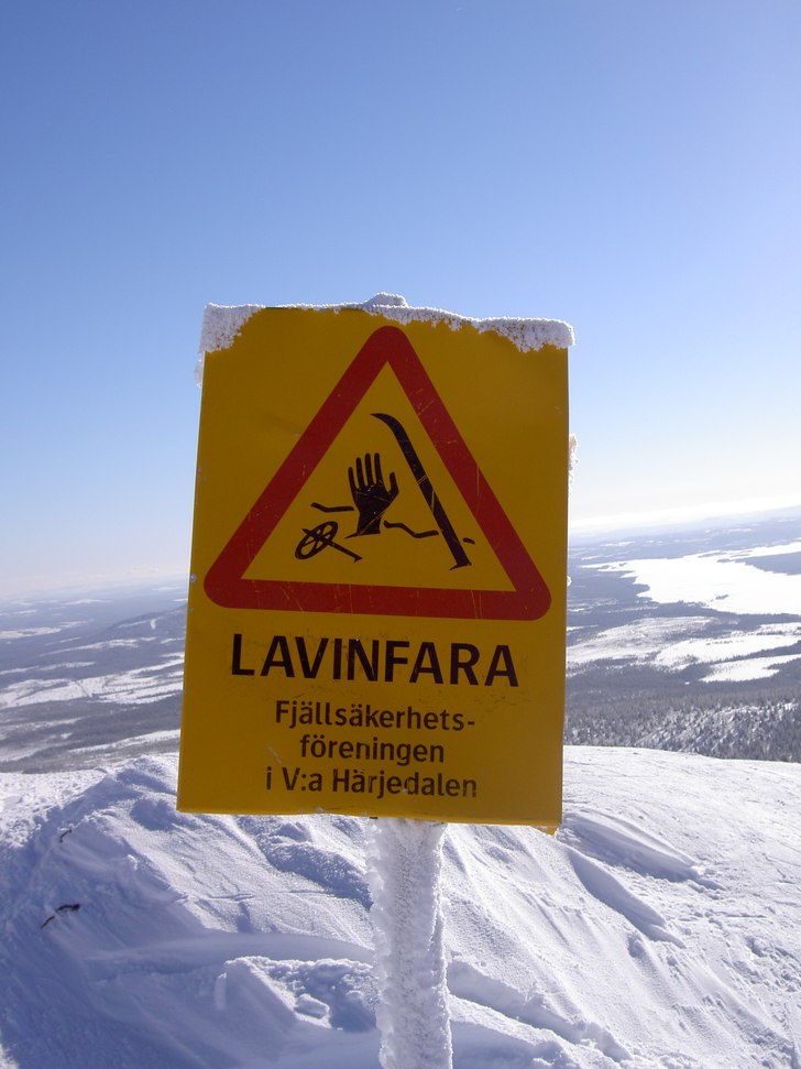 en skyllt framför lofsdalens skönaste offpist ba. Foto: Marcus wadsten. Åkare: ---.