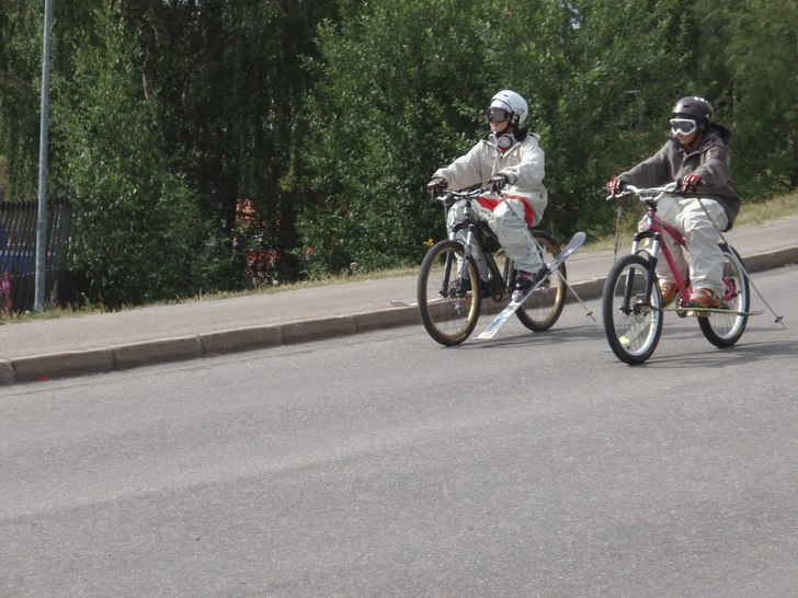 varmt... Foto: syster Linn. Åkare: Fr.v  Karl-Dennis   och  Pär Hägglund.