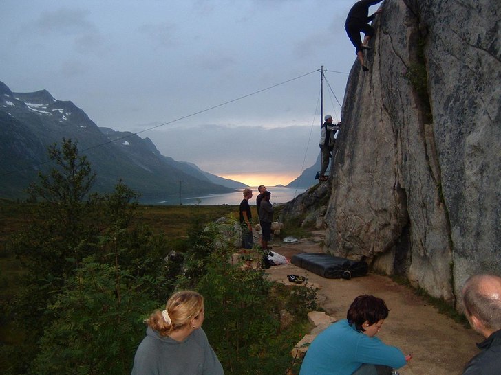Grillning och bouldering i Tromsö på en klätter. Foto: Christer Bjuhr. Åkare: Mina vänner.