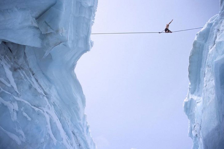 Eiliv Ruud går slackline i Chamonix . Foto: Fredrik Schenholm. Åkare: Eiliv Ruud.