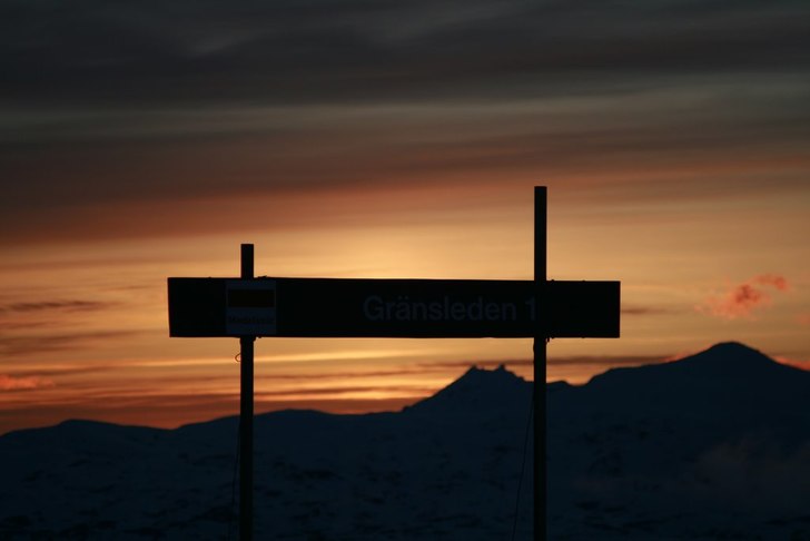 Midnattsåkning i gränsen. . Foto: Petteri Koste. Åkare: Mr liftstolpe.