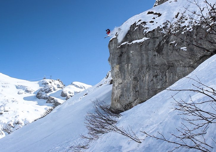 Hoppa klippa i Jochpass!. Foto: Christopher Cato Lavebrand. Åkare: Johan Almroth (jag).