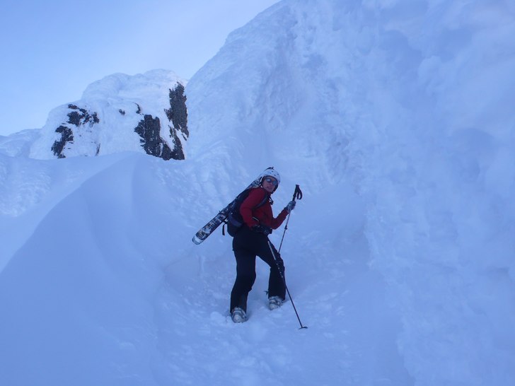 Klätring upp till toppen inför Martin's åk. Foto: Fredrik Edwall. Åkare: Malin Edwall.