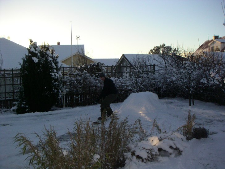 Har man ingen backe i närheten får man ta o bygg. Foto: A-M Rydnert. Åkare: Joa Rydnert.