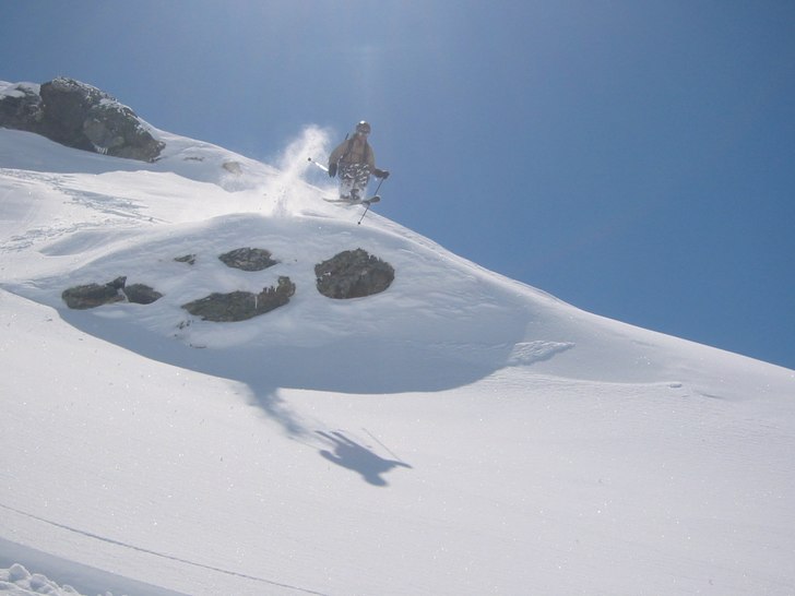 Fläker ut för en klippa i riktigt hög fart.. Foto: Nordis. Åkare: Eric Gervais.