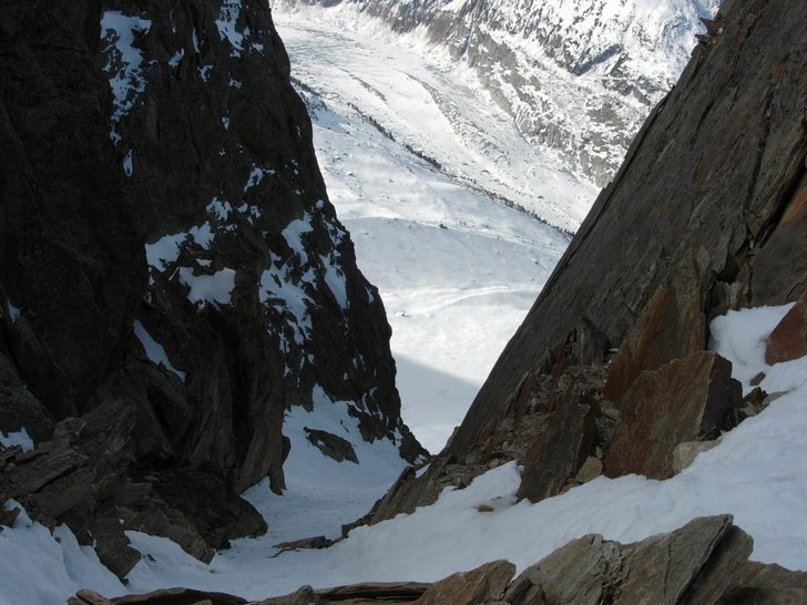 Ner i en av alla Grand Montets brantakorridoret. D. Foto: Mikael Pålsson. Åkare: Saknas snö.