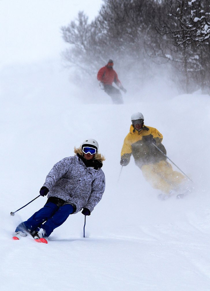 Ett riktigt glidaråk i oanvänt liftspår med 1 d. Foto: Joakim Jansson. Åkare: Amanda Josefsson, David Nilsson och Daniel Elfving.