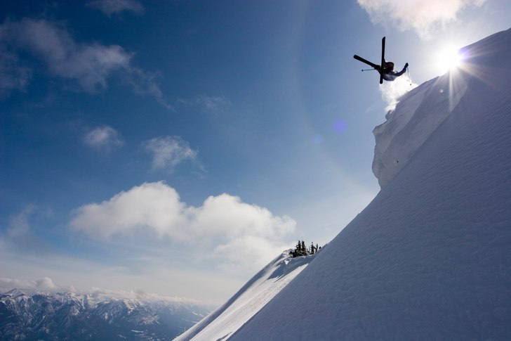 Henning drar en backflip utfor en skavel.. Foto: Birger Holo. Åkare: Henning Opstad.