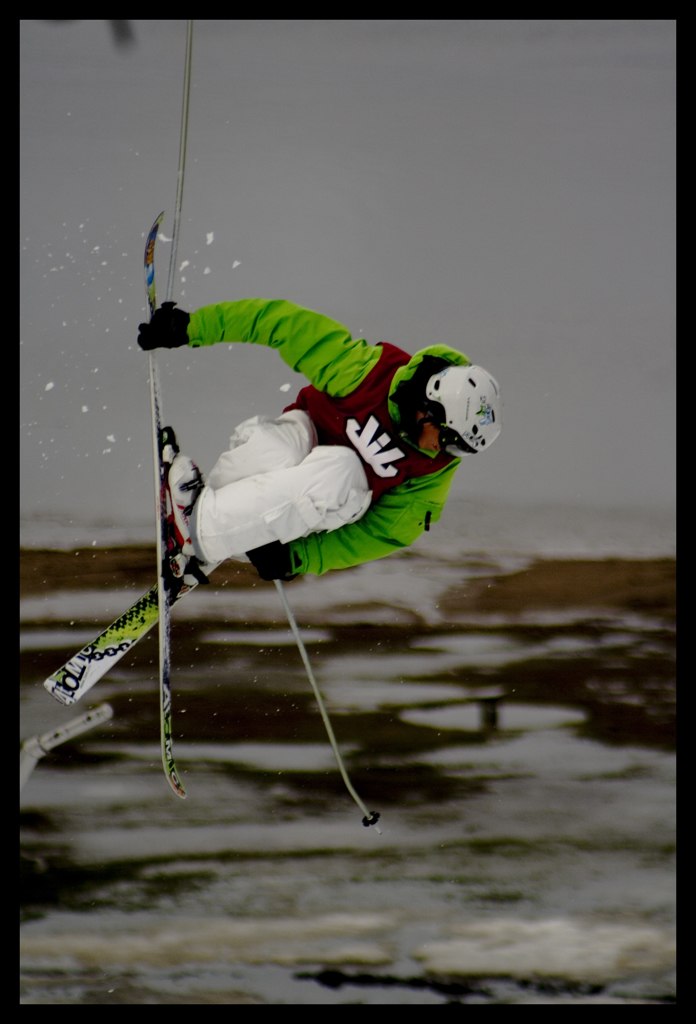Ett hopp i de sköniga vädret!. Foto: Nicke Jacobsson. Åkare: Kristoffer Hedlöf.