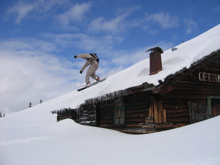 En otrolig puderdag med lite lekfulla dropp. Foto: Christian Skoog. Åkare: Jon Jönsson.
