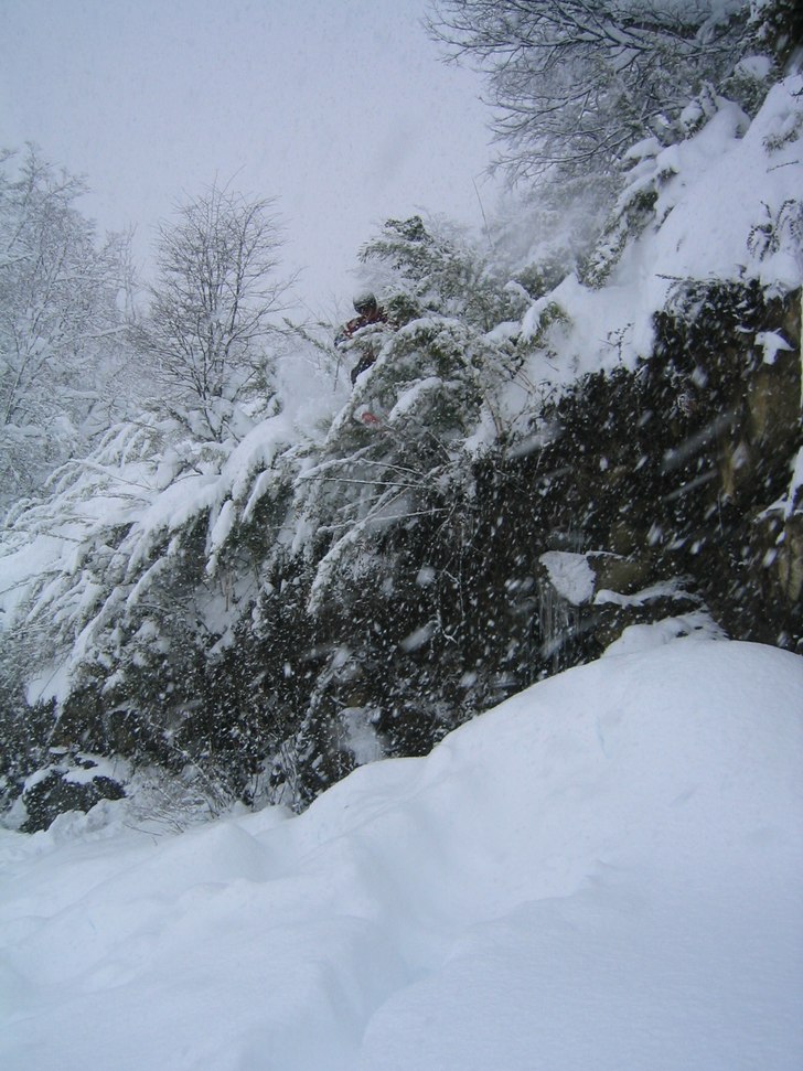 Bomb drop. Grenarna jag kör igenom är bambu.. Foto: Patrik Axelsson. Åkare: Erik Saläng.
