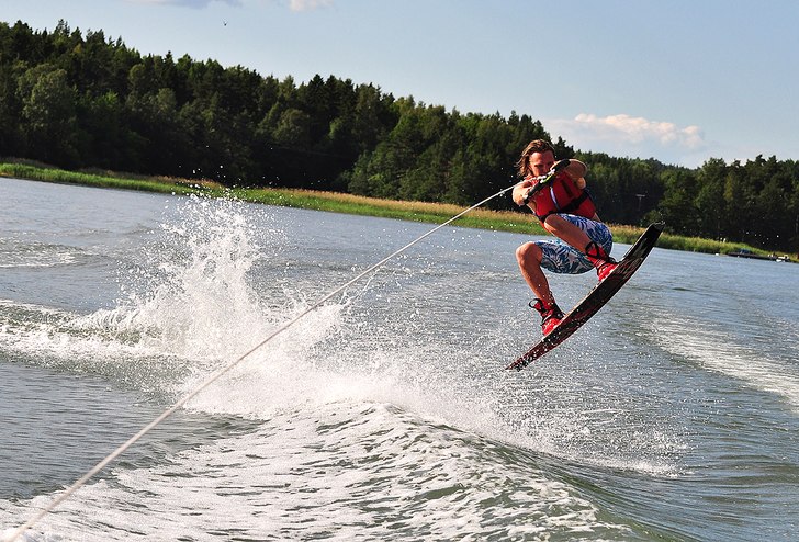 Denna åkare är ganska ny på wakeboard och såle. Foto: Daniel Skilberg.