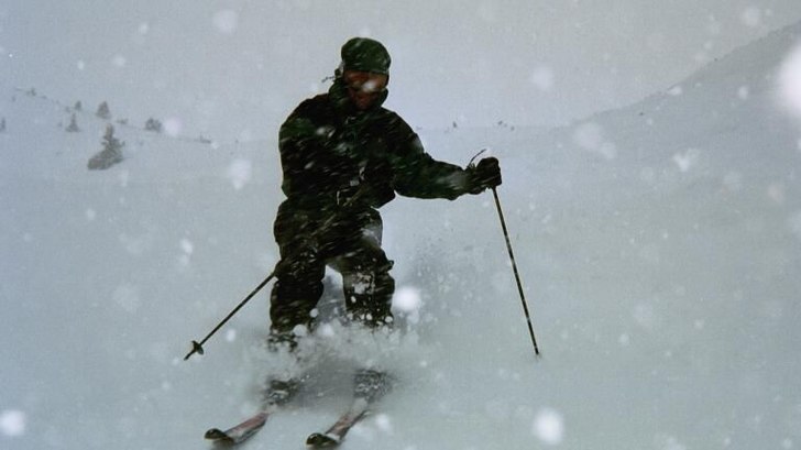 Jobbar i tung nysnö. Foto: Thomas Skoglund. Åkare: Jonas Andersson.