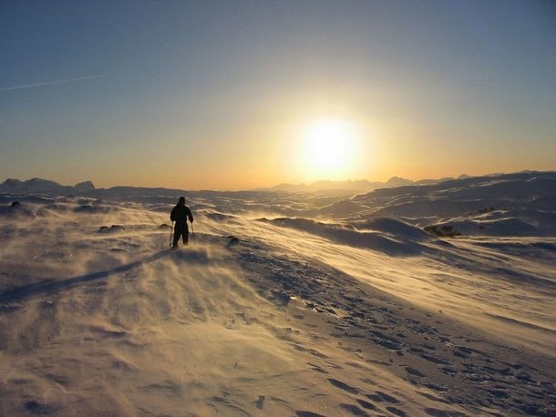 en sölig men blåsig dag med drivsnö på gränse. Foto: Ivan. Åkare: Lars-Åke.