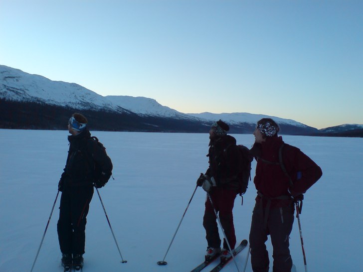 Grabbarna beundrar åket efteråt. Foto: Lukas Borgemo.