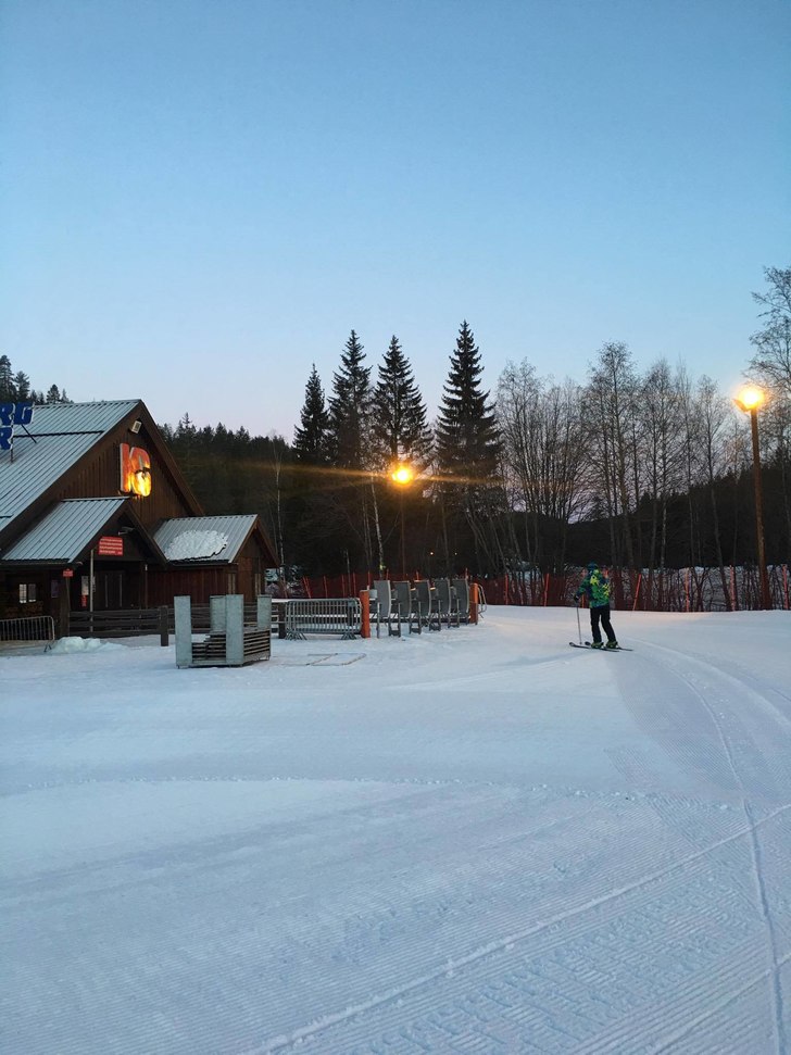 Førstemann i heisen!
-9 grader, himmelen er blå .