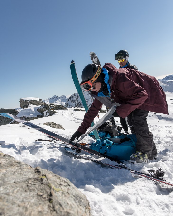 Kasper Österdahl tar loss stighudarna från skido. Foto: Axel Adolfsson.