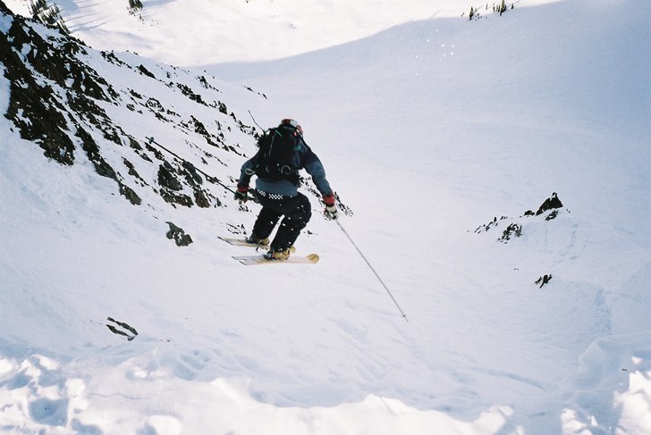 Skönt dropp ner i en brant ränna,  fresh snow!!. Foto: Theo Birkner. Åkare: Alexander Nylén.
