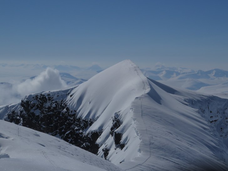 Åk från nordtoppen ner till passet och sväng d�. Foto: tryggve tirén.