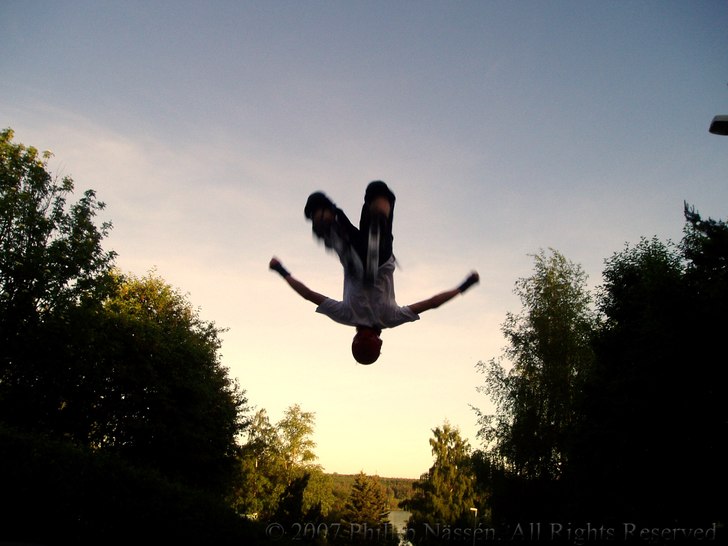 Försöker mig på en bakåtvolt, det är faktiskt. Foto: Brosan. Åkare: Phillip Nässén.