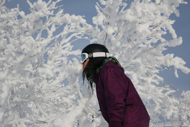 Jag testar snön. Foto: Linus Zetterlund. Åkare: Emma Lennholm.