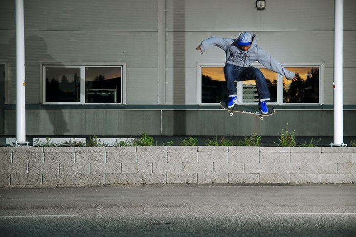 Skatesession i somras. Foto: Adam Klingeteg. Åkare: Lars Bubba Mankit.