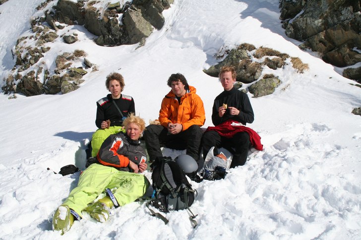 Hjältarna fyller på energidepåerna inför nya s. Foto: Hadding Delin. Åkare: Johan Hasslow, Carl Bruch, Carl Lannerstad, liggande: Waldemar Aspman.