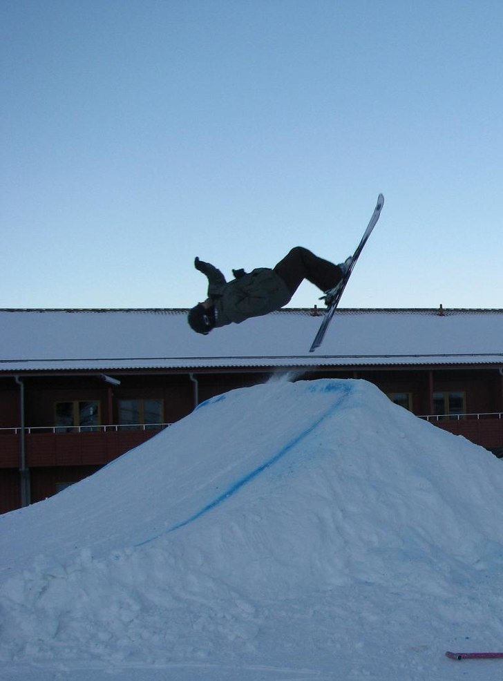 Testar lite backflips i Stöten.. Foto: Anders Wassberg. Åkare: Henric Wassberg.