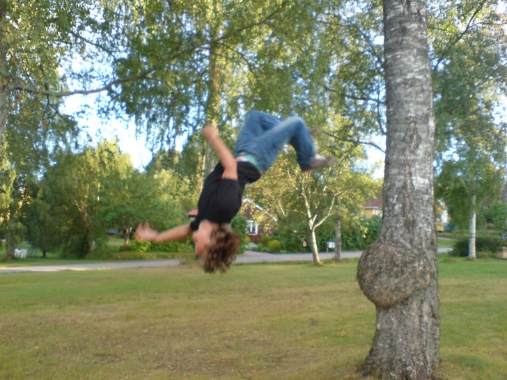 en backflip från en knöl på en björk (ursäkta. Foto: Alexander Skoog. Åkare: Jacob Hyllengren Larsson.