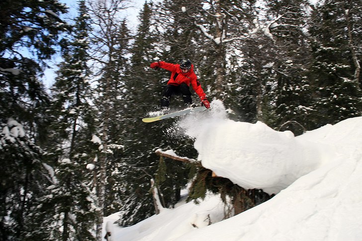 Offpistguiden Nils Åslund tar luft under skidorna. Foto: Jonas Emilsson. Åkare: Nils Åslund.