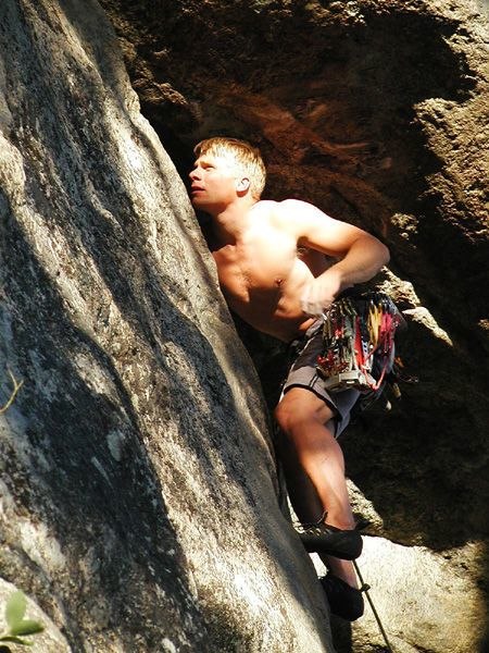 Krälande krokodilen, 5+. 20 m traversering.. Foto: Fredrik Olofsson. Åkare: Tobias Palmborg.