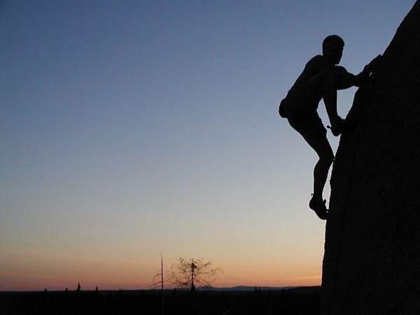 Bouldering i Brunflo en sen augustikväll!. Foto: Fredrik Olofsson. Åkare: Tobias Palmborg.